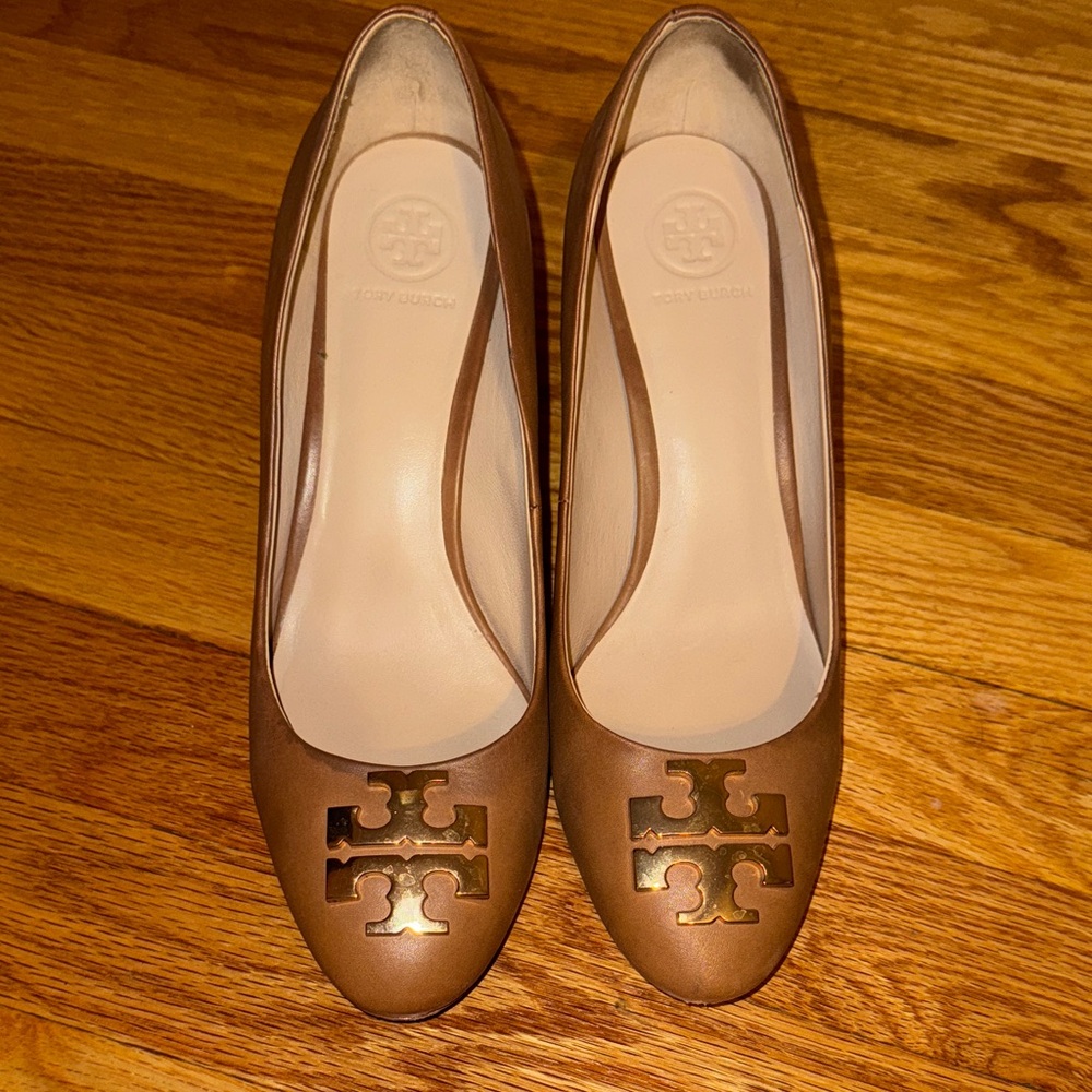 Tory Burch Tan Leather pumps with Gold Logo